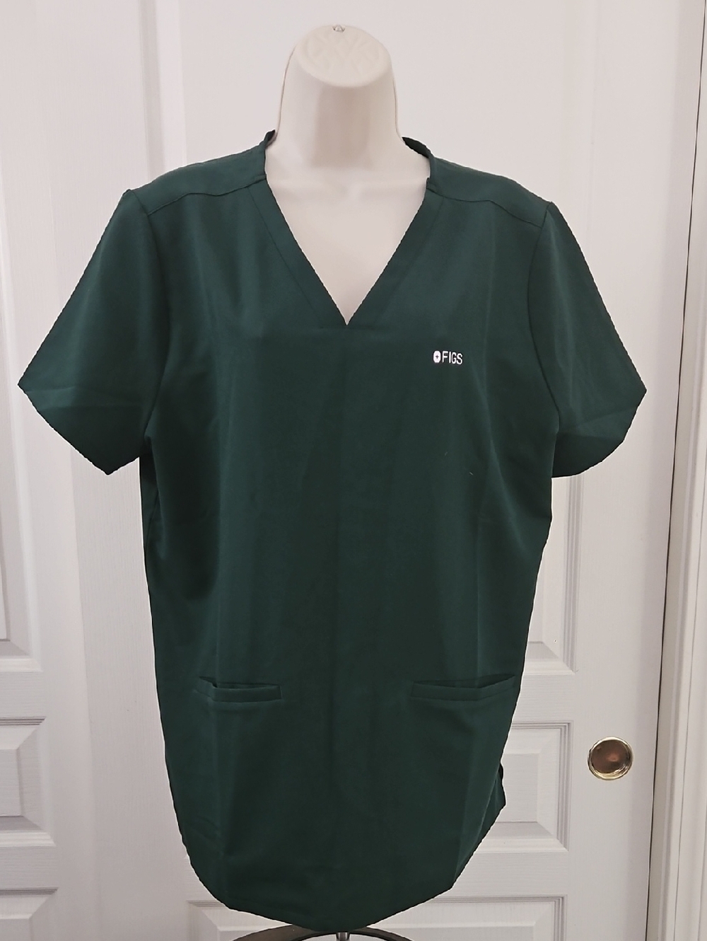 FIGS | Casma three-pocket V-Neck scrub top Woman's Size XL Hunter green.